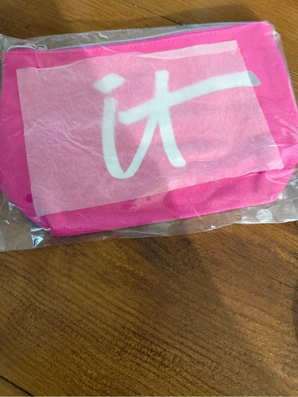 it cosmetics Hot Pink Cosmetic Bag with Silver Logo - Brand New! - Picture 2 of 2